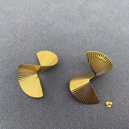 Mio Queena Twisted Scalloped Earrings - 18K Gold Plated