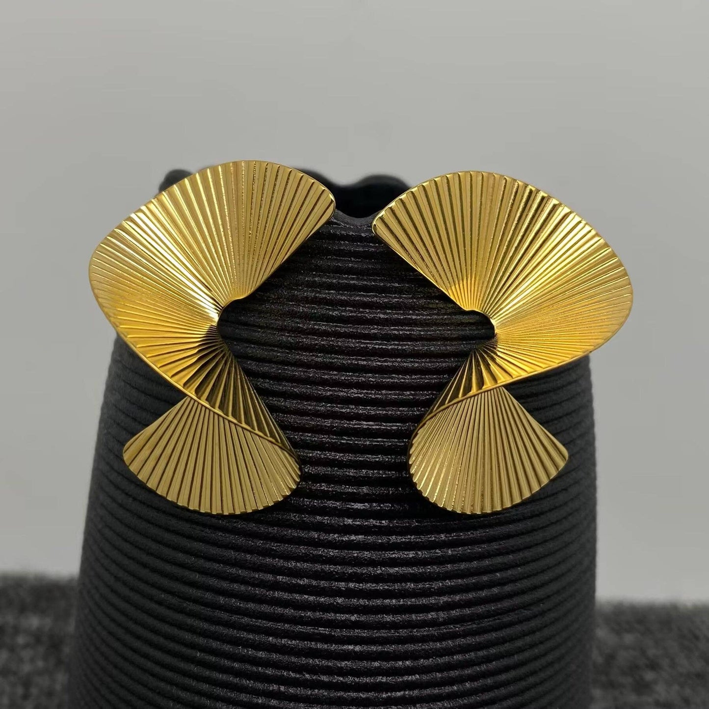 Mio Queena Twisted Scalloped Earrings - 18K Gold Plated